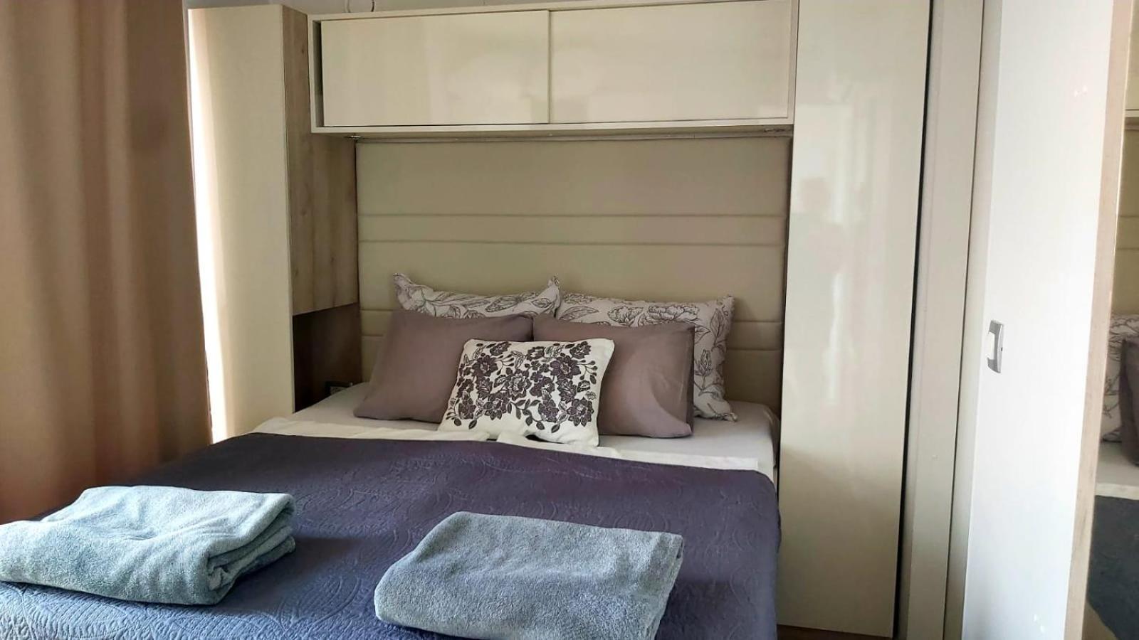 Mobile Home Apartment Camp 克罗诺维察 外观 照片